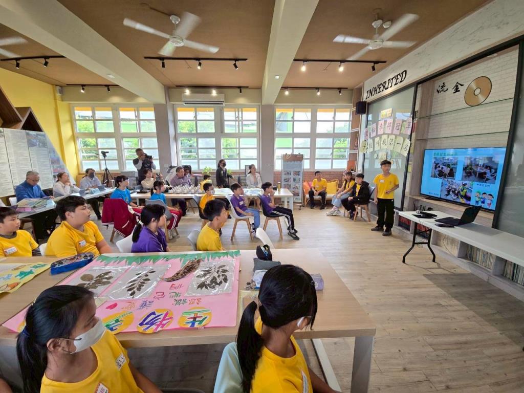 學童向委員簡報